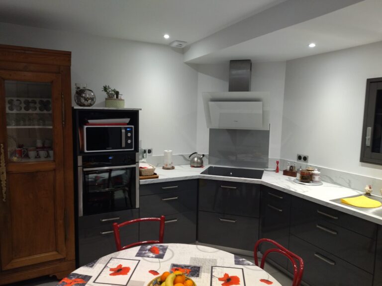 Cuisine CAPRI graphite métallisé plan de travail stratifié marbre blanc Pont l'Abbé 2